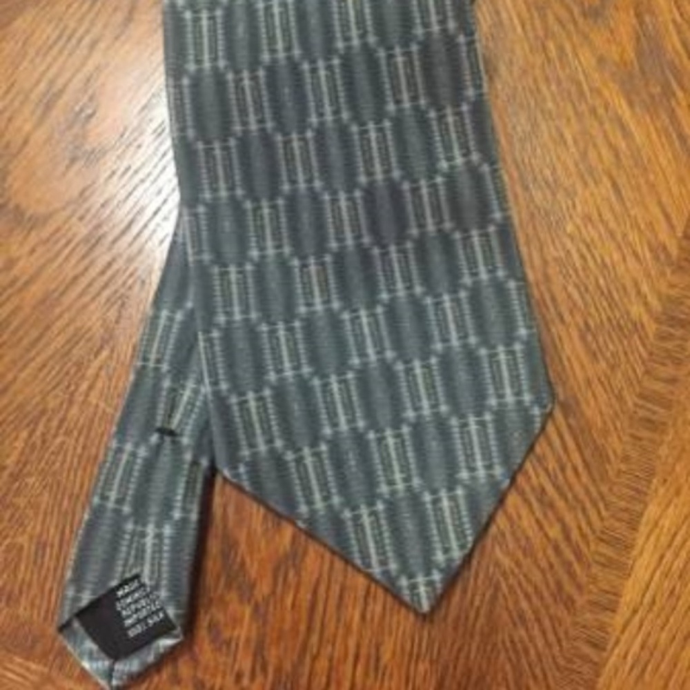 100% silk Van Heusen tie